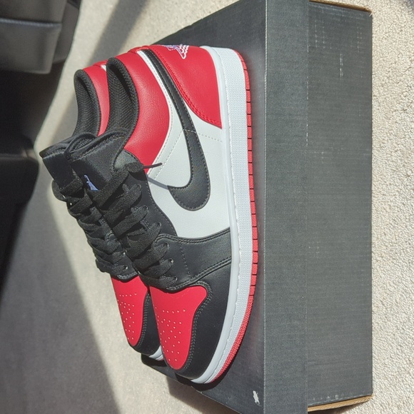 Jordan 1 Low "Bred Toe" - Picture 2 of 5